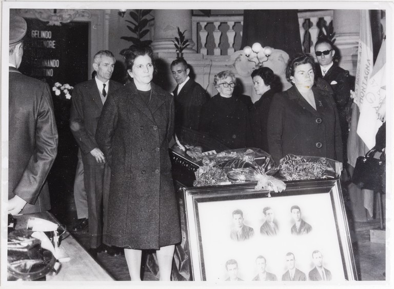 Gattatico-Reggio Emilia, 27-30 marzo 1970, Funerali di Alcide Cervi, camera ardente di Alcide nella Sala del Tricolore di Reggio Emilia, picchetto d'onore